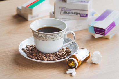 Jak oddziałują na siebie kawa i tabletki przeciwbólowe?
