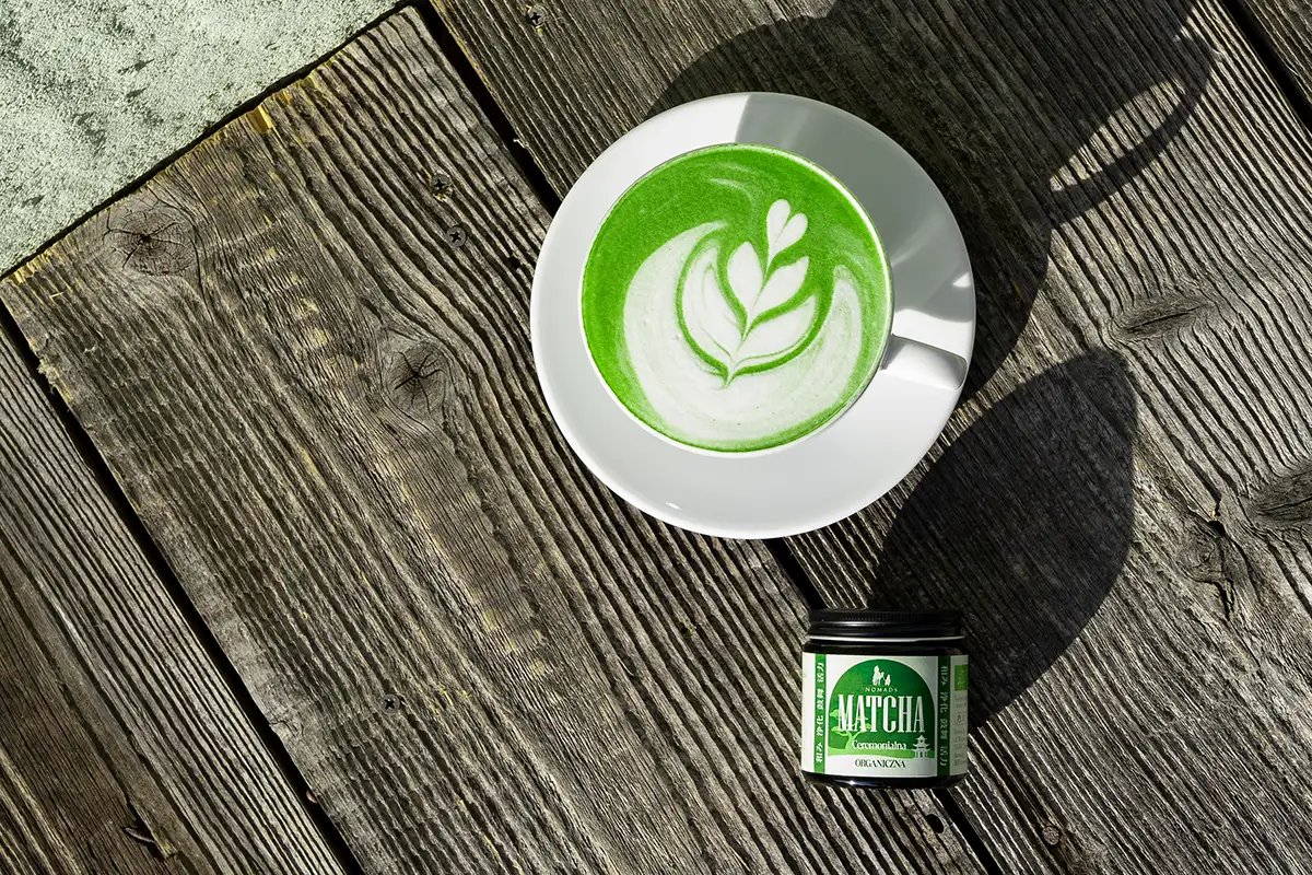 Jak zrobić matcha latte w domu? Przepis na herbatę matcha z mlekiem