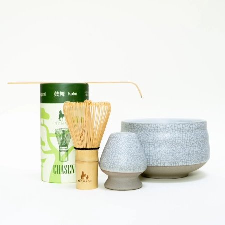 Chasen, czarka biała mozaika, naoshi (podstawka pod chasen) i łyżeczka do matchy