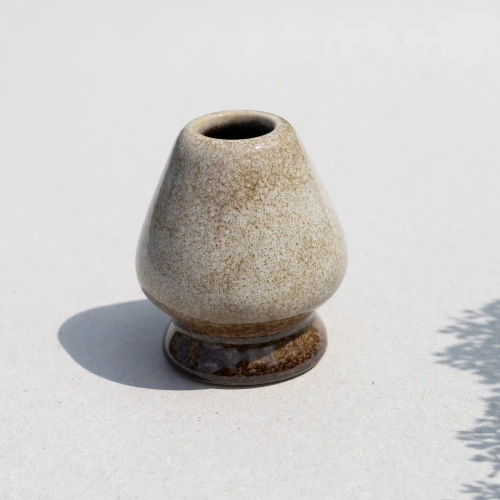 Naoshi podstawka pod chasen Nomads - glazurowana biało - brązowa